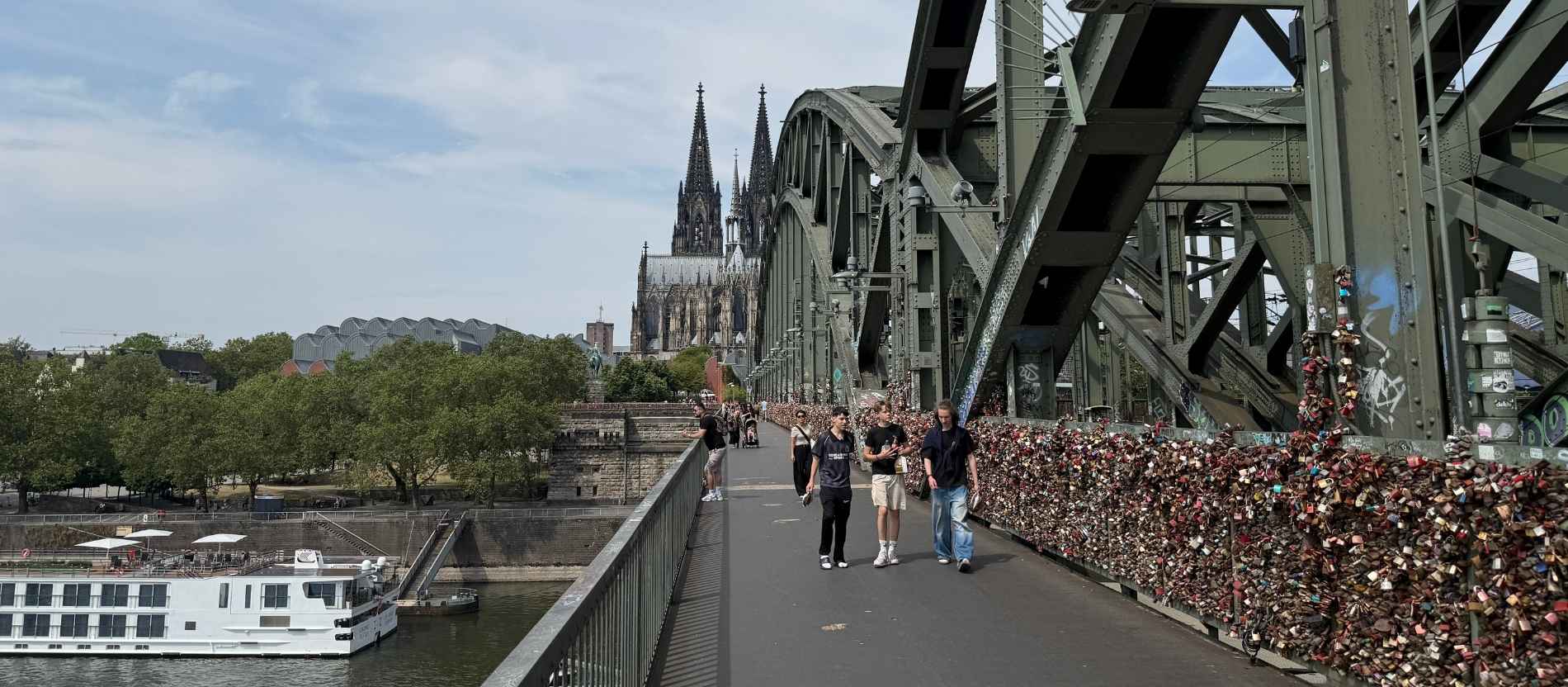 Der Kölner Dom vonm der Hohenzollernbrücke aus gesehen