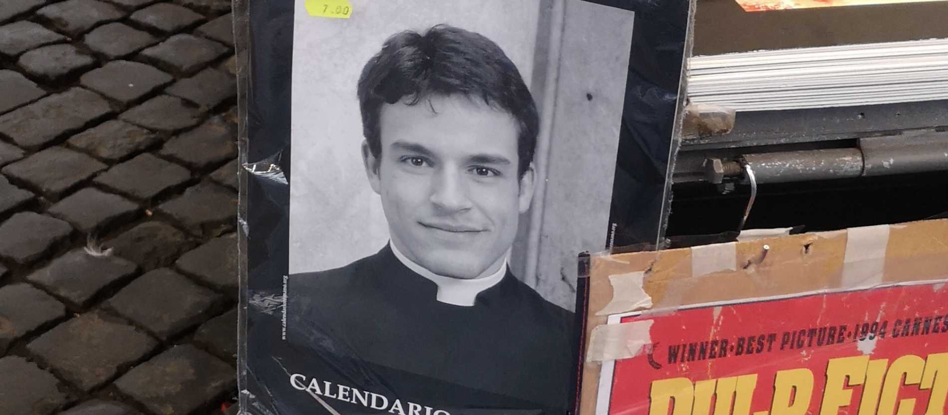Ein Papierkalender mit Priestermodell darauf.