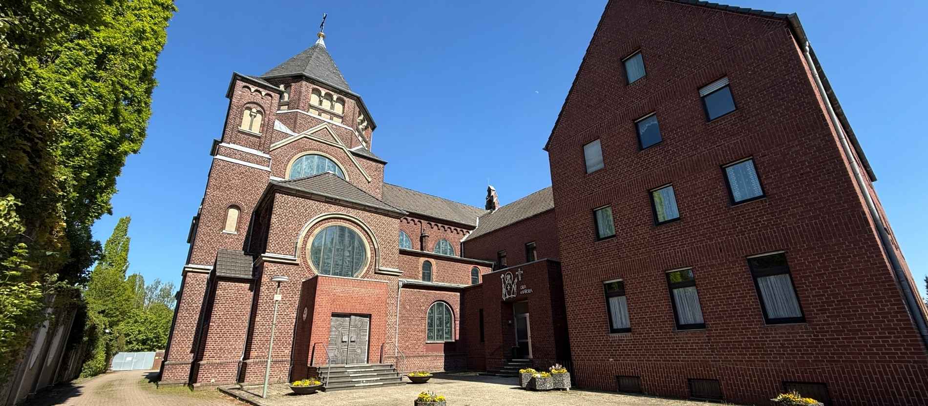 Außenansicht des Kloster Kreitz in Neuss mit der Kirche in dem Konventsgebäude.