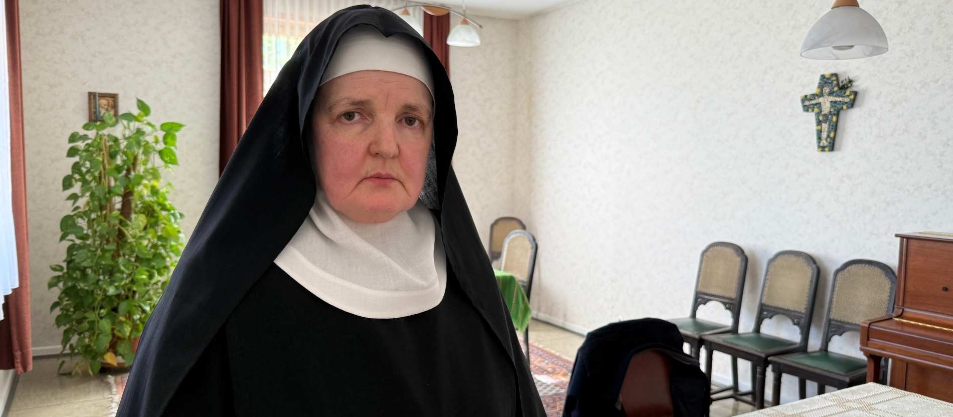 Schwester Maria-Regina Köser steht im Ordenshabit im Kloster Kreitz in Neuss.