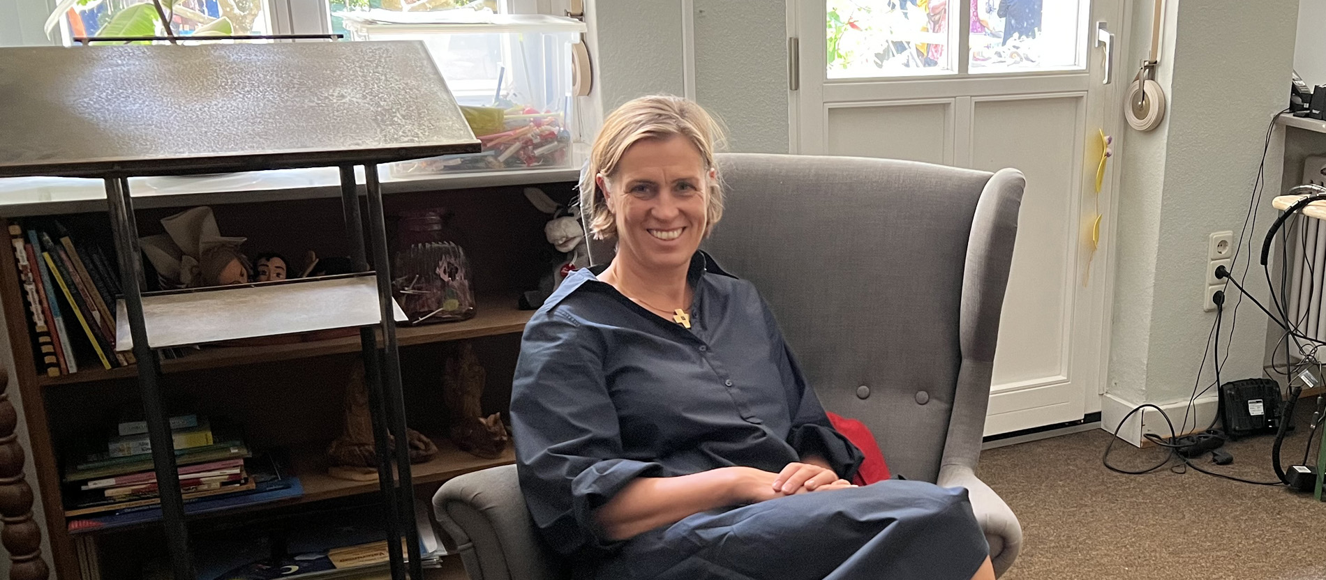 Henriette Crüwell sitzt in ihrem alten Büro der Offenbacher Friedenskirche.