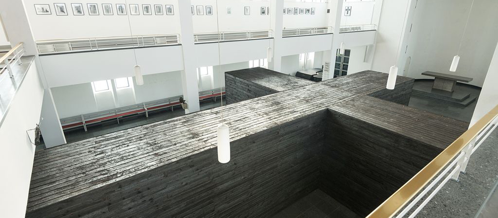 Ein begehbares Holzkreuz in der Kirche St. Matthäus in Berlin.