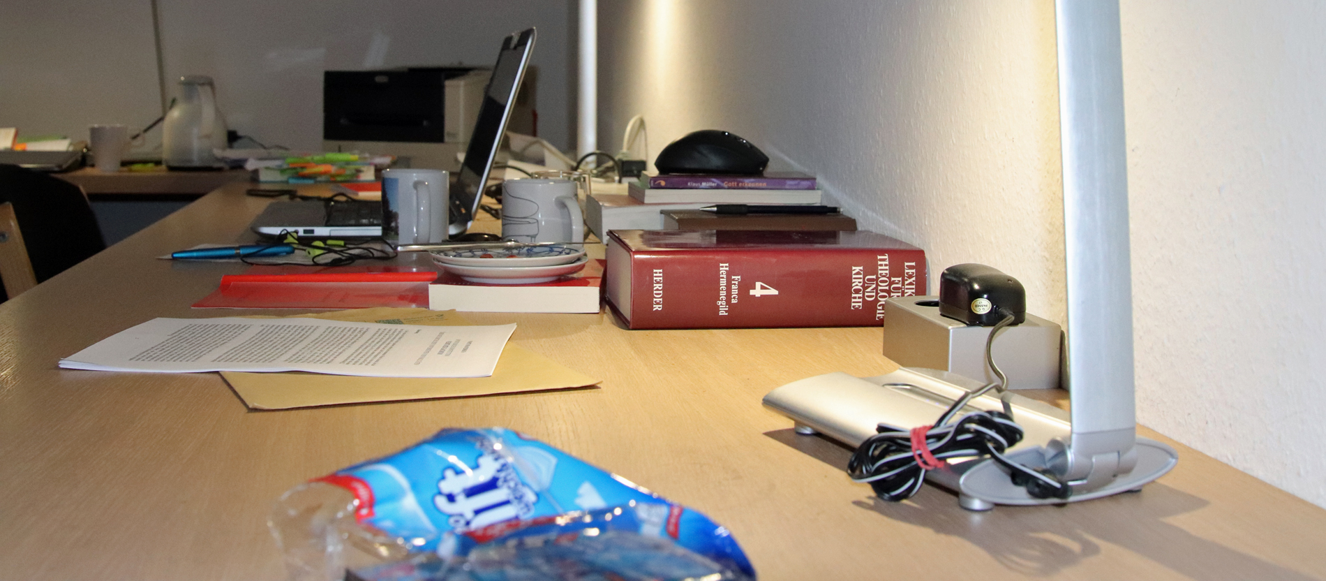 Hier wird kräftig gelernt: Die Schreibtische der Stipendiaten im Cusanushaus sind bedeckt mit Büchern, PC's und Kaffeetassen.