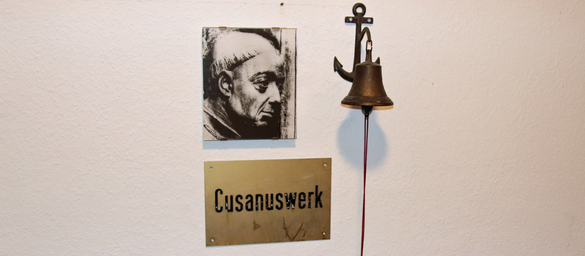 Der spätmittelalterliche Gelehrte Nikolaus von Kues wacht im Eingangsbereich des Cusanushauses, das nach ihm benannt ist.