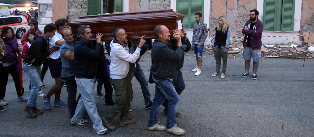 Verwandte eines Verstorbenen tragen dessen Sarg bei der Trauerfeier für die Erdbebenopfer in Amatrice.