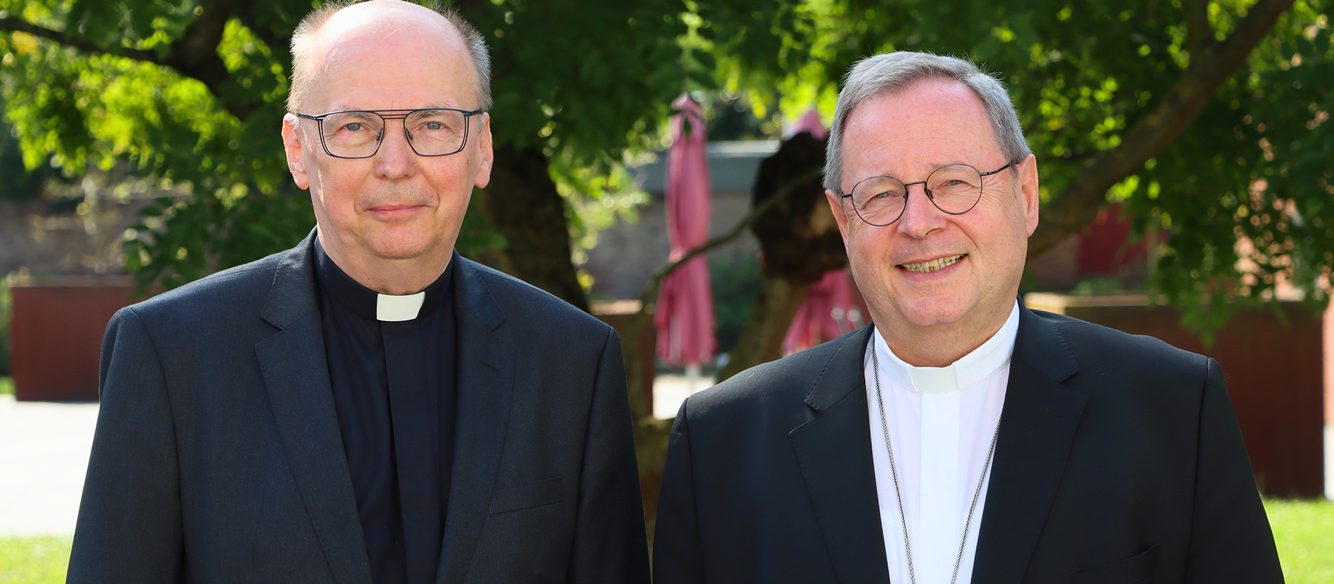 Der alt-katholische Bischof Matthias Ring (l.) und der Vorsitzende der Deutschen Bischofskonferenz, Georg Bätzing (r.) im Garten des DBK-Sekretariats