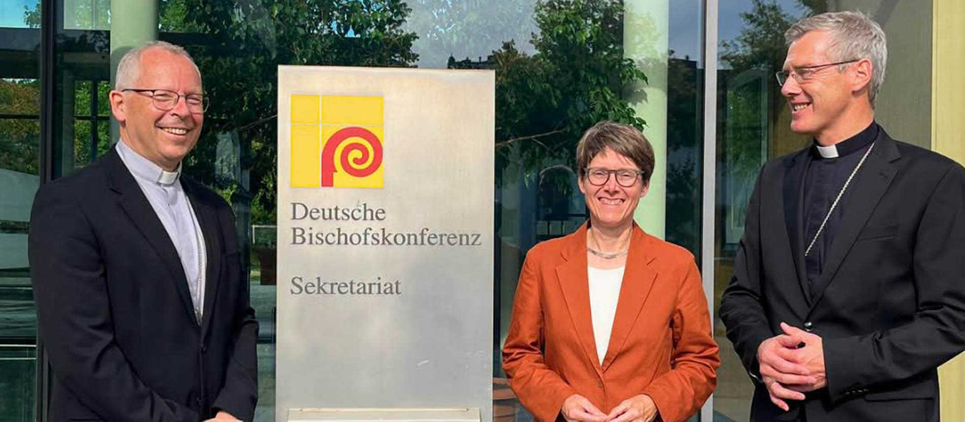 Der Apostolische Nuntius in Deutschland, Erzbischof Hubertus van Megen (links), mit der Generalsekretärin der Deutschen Bischofskonferenz (DBK), Beate Gilles, und dem DBK-Vorsitzenden Heiner Wilmer vor dem Sekretariat der DBK in Bonn.