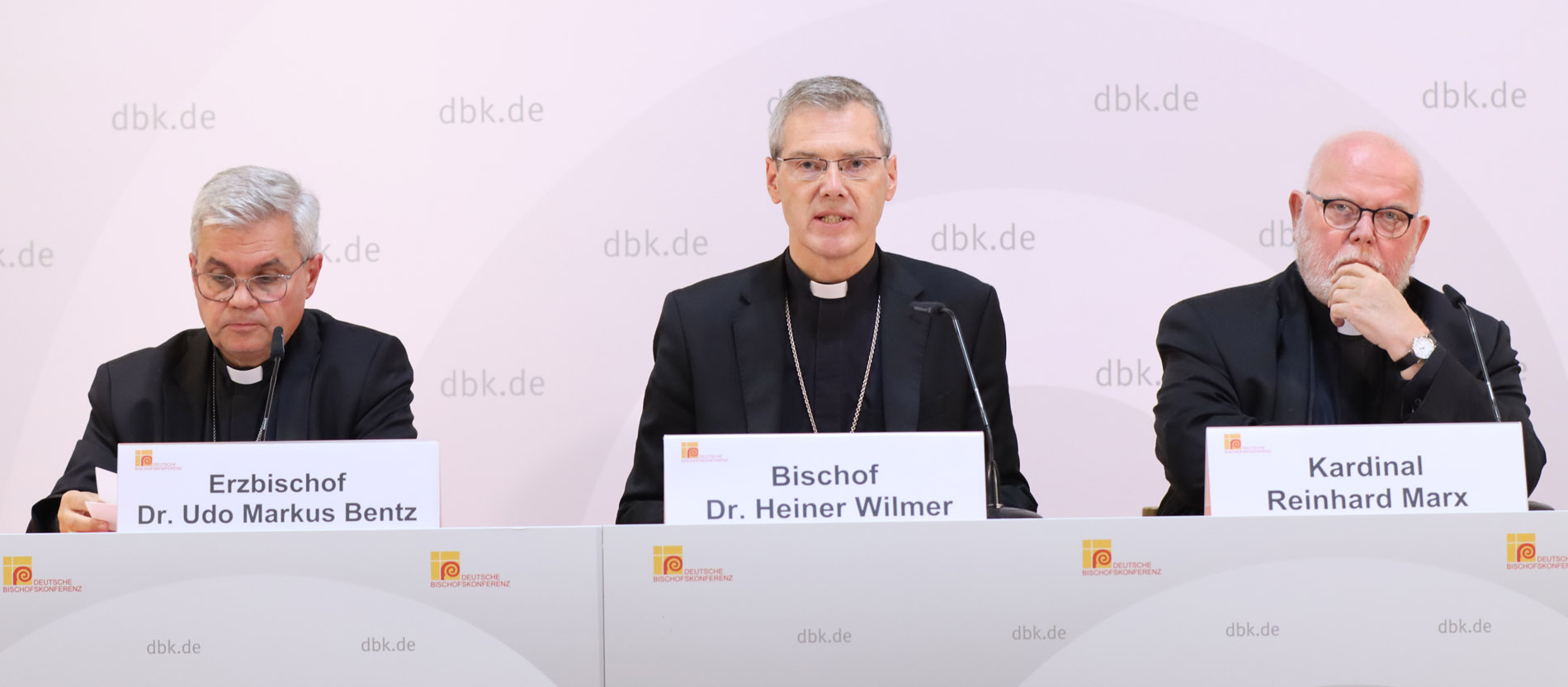 Bischof Heiner Wilmer, Vorsitzender der Deutschen Bischofskonferenz (DBK), Kardinal Reinhard Marx und Erzbischof Udo Markus Bentz, Vorsitzender der Deutschen Kommission Justitia et Pax, bei einer Pressekonferenz.
