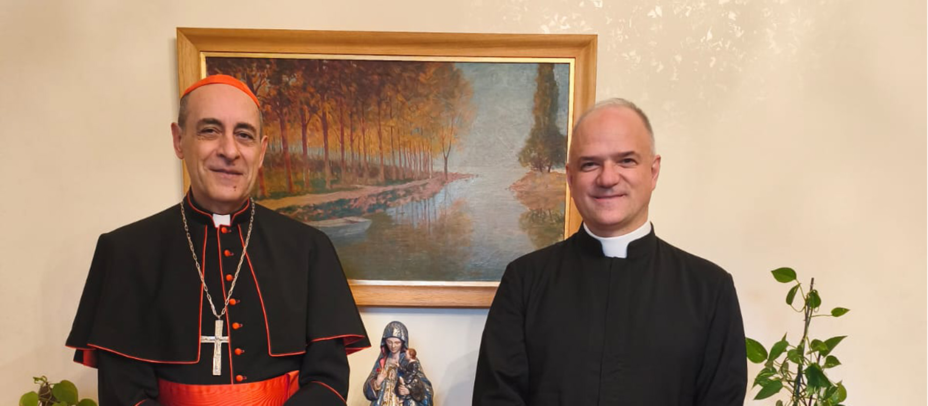 Kardinal Víctor Manuel Fernández, Präfekt des Glaubensdikasteriums (links), und Pater Davide Pagliarani, Generaloberer der Priesterbruderschaft St. Pius X. (rechtsaußen)