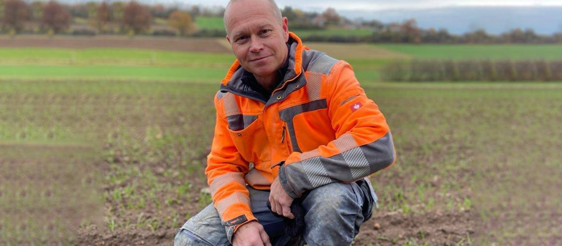 Landwirt und Diakon Jürgen Donhauser auf seinem Feld