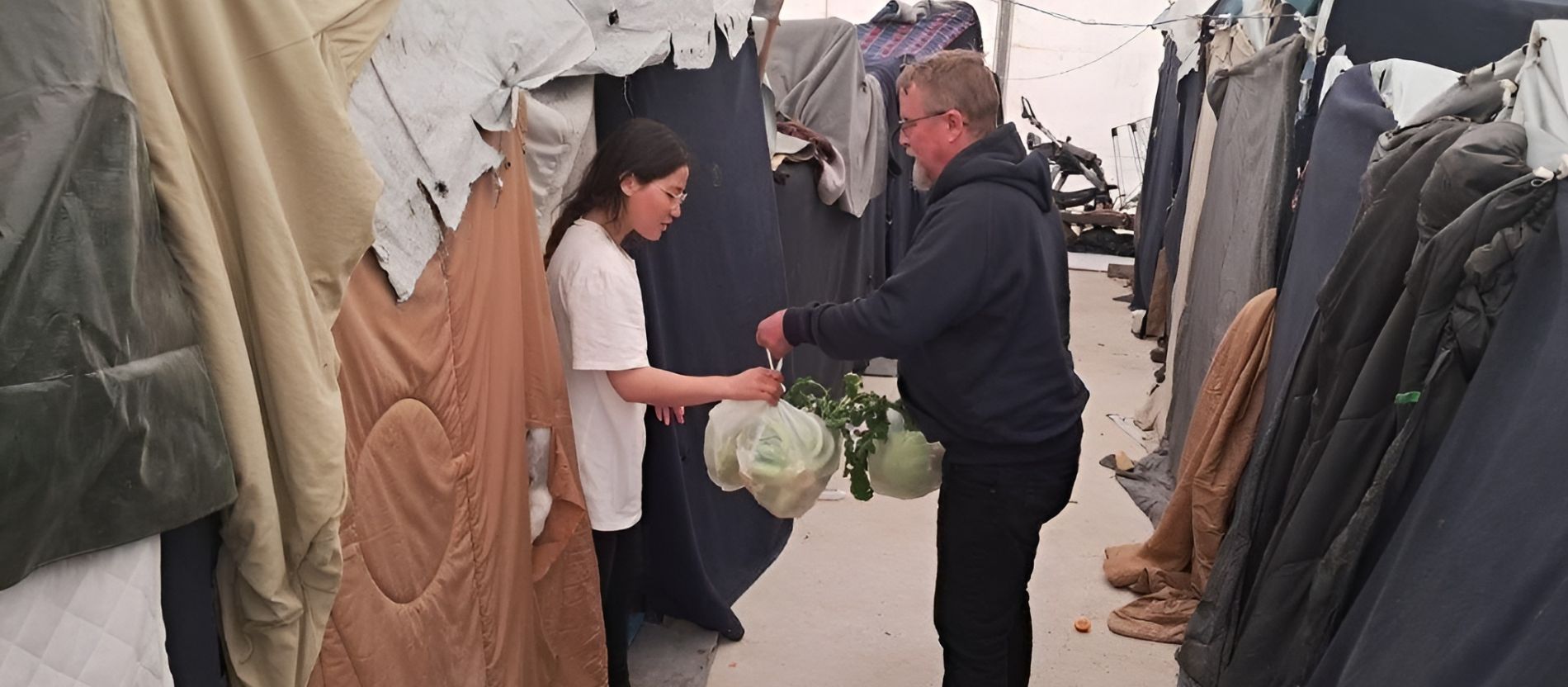 Diakon Günther Jäger beim Besuch von Familien im Camp