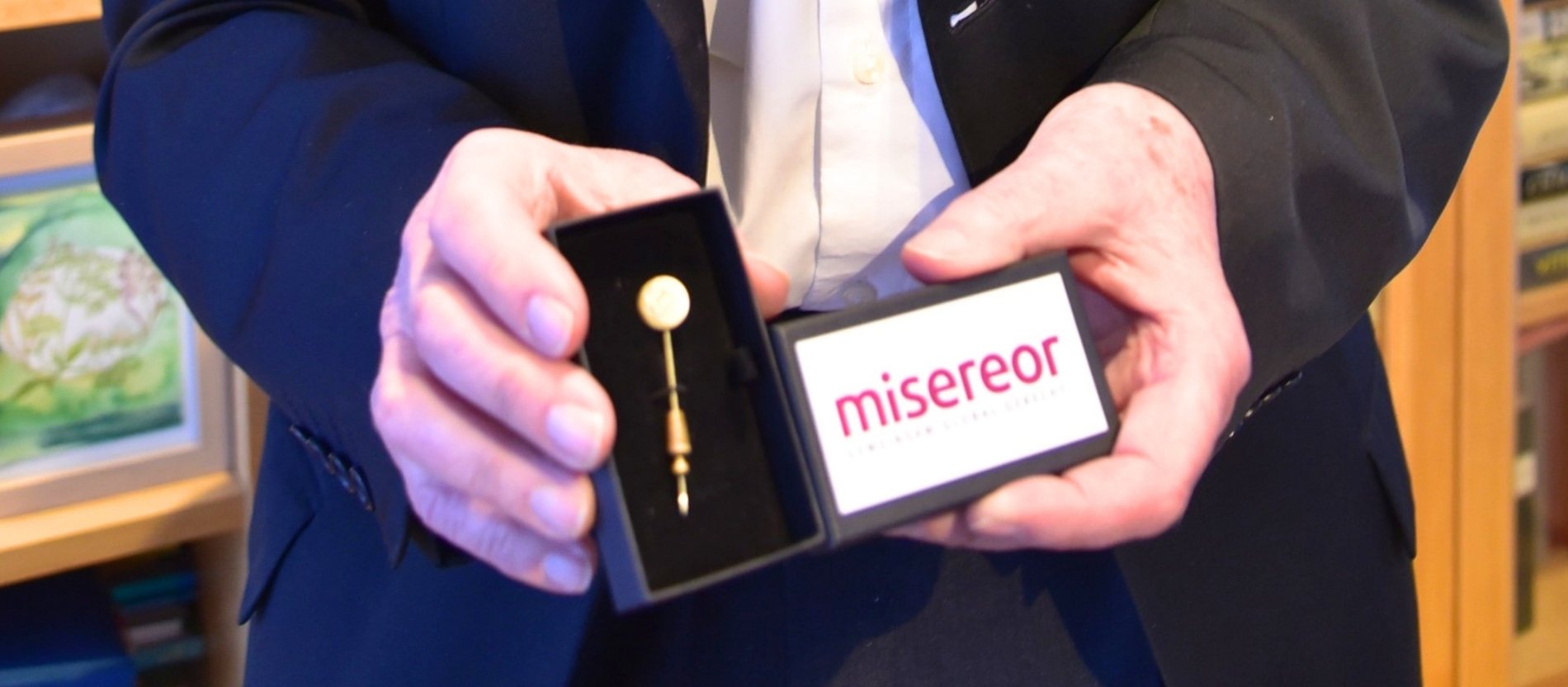 Die Goldene Ehrennadel von Misereor erhielt der Essener zur Anerkennung seines Engagements Ende 2025.