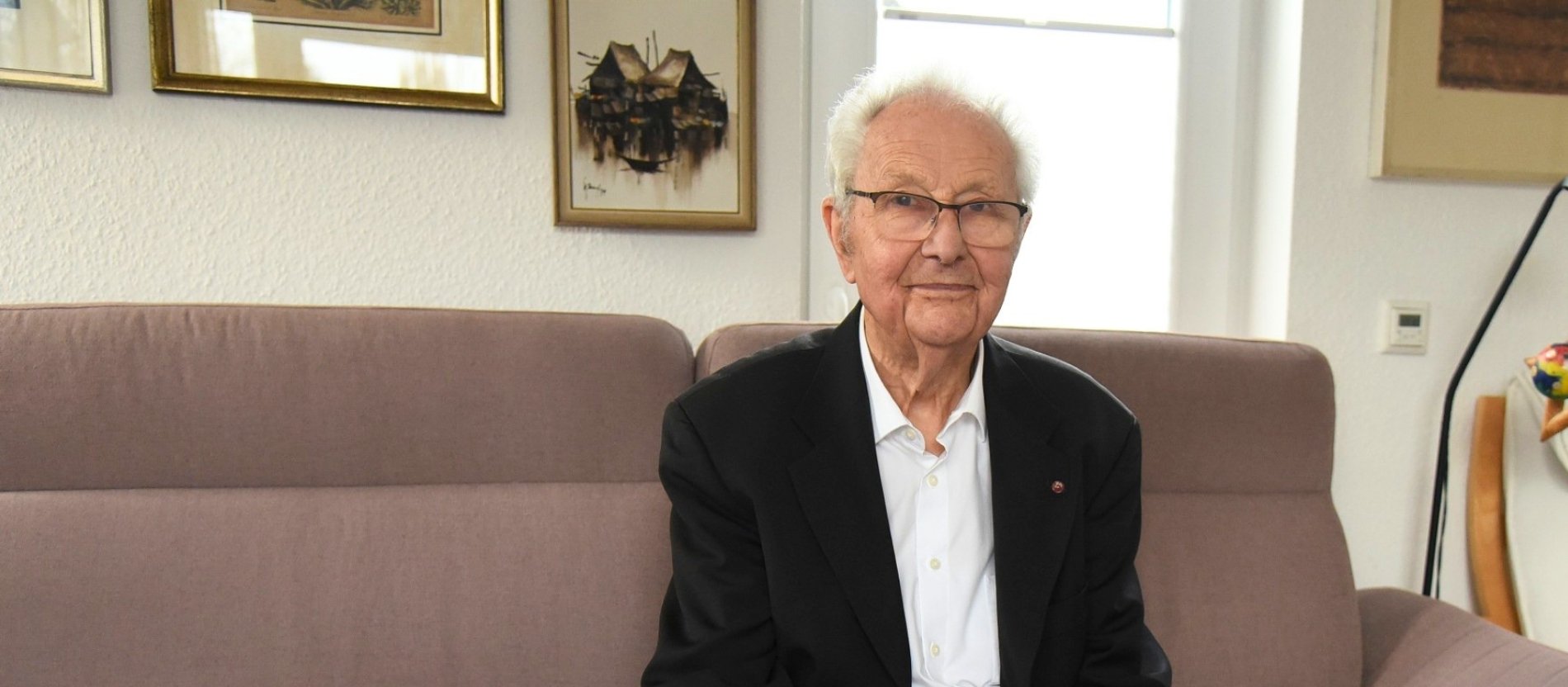 Wilhelm Wölting mit einem Stapel von Unterlagen zum Thema ausbeuterische Kinderarbeit. 