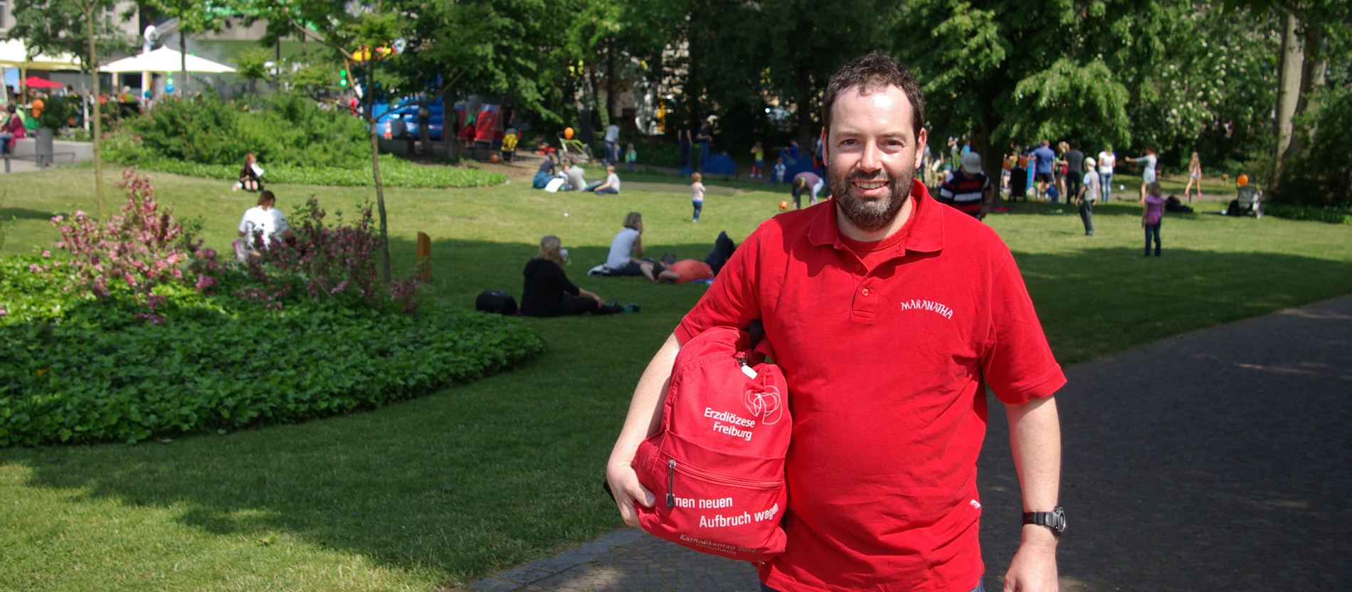 Dietger Stolz mit dem Rucksack vom Mannheimer Katholikentag.