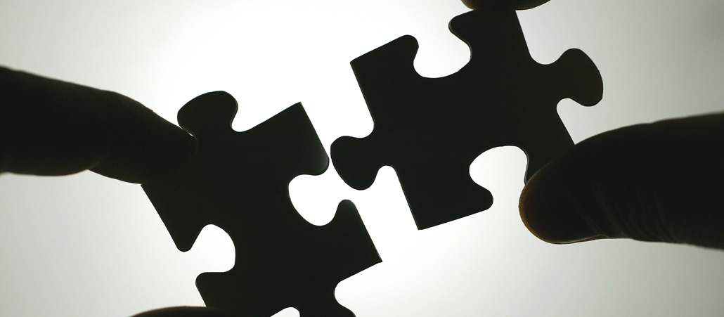 Zwei Puzzleteile werden auseinandergerissen. 