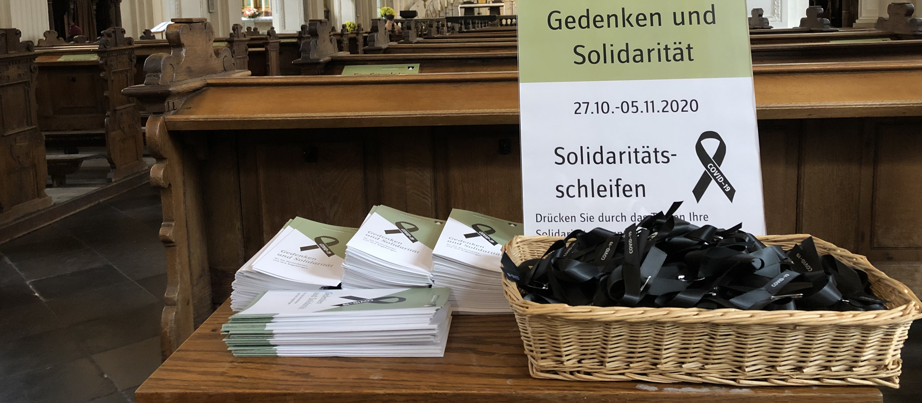 Schwarze Trauerschleifen als Zeichen der Solidarität mit Corona-Opfern.