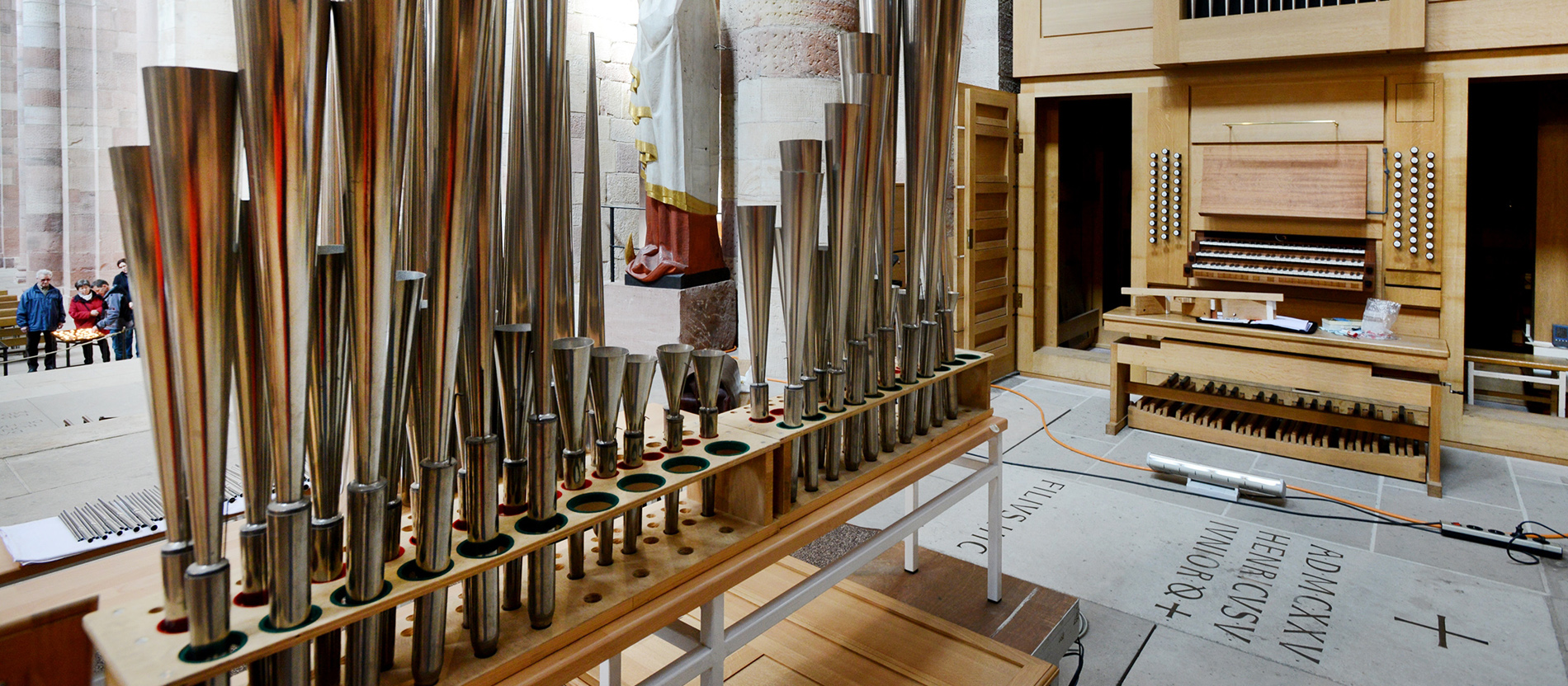 Vor einer Orgel sind Orgelpfeifen aufgebaut.