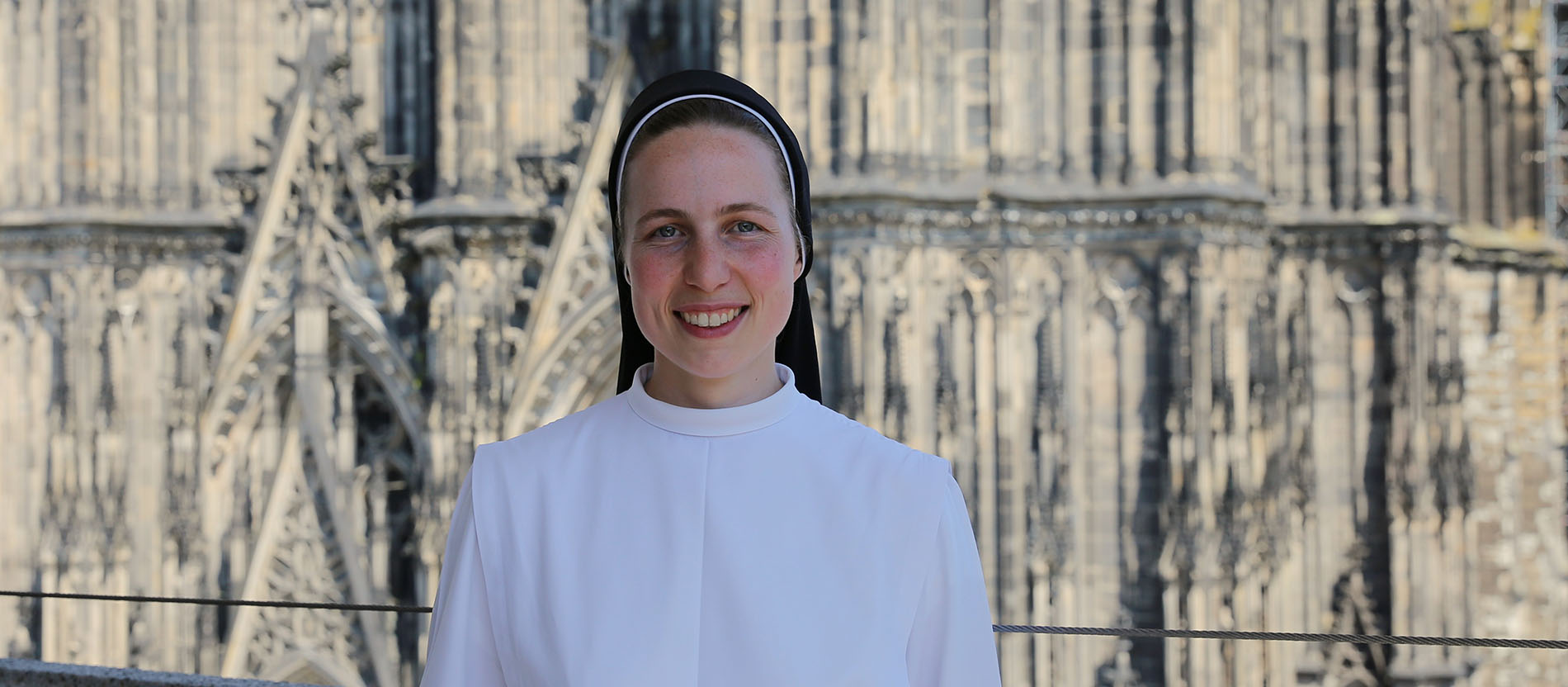 Sr. Clarita vor dem Kölner Dom