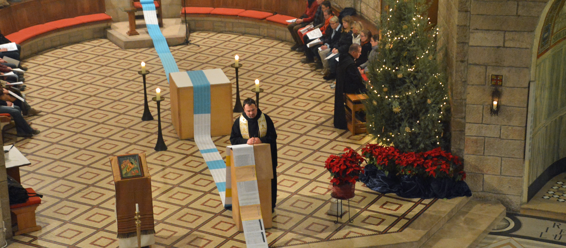 In einer Kirche liegt eine Papierrolle über Altar und Ambo.