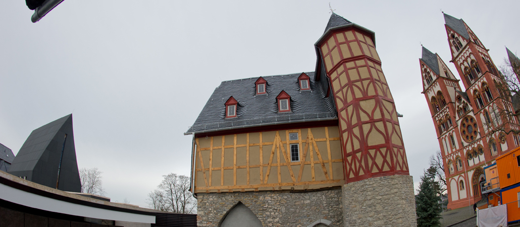 Die Übersichtsaufnahme vom 03.12.2012 zeigt den Dom (r), das alte Vikarienhaus (M) und den Neubau der Kapelle am Bischofshaus (l, schwarzer Giebel) in der Altstadt von Limburg (Hessen).