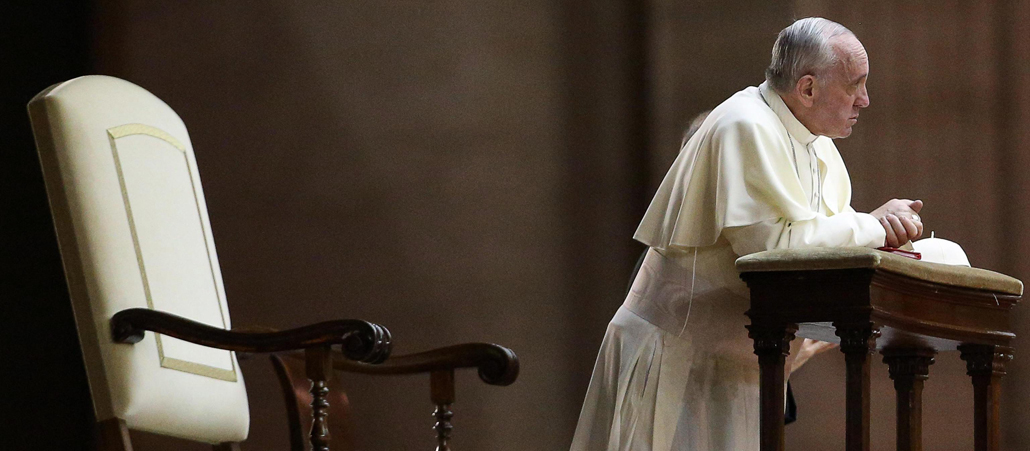 Papst Franziskus kniet auf dem Petersplatz