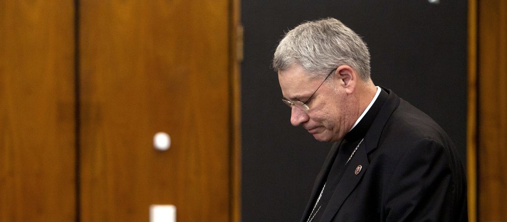 Robert Finn, der Bischof des Bistums Kansas City-Saint Joseph, senkt seinen Kopf.