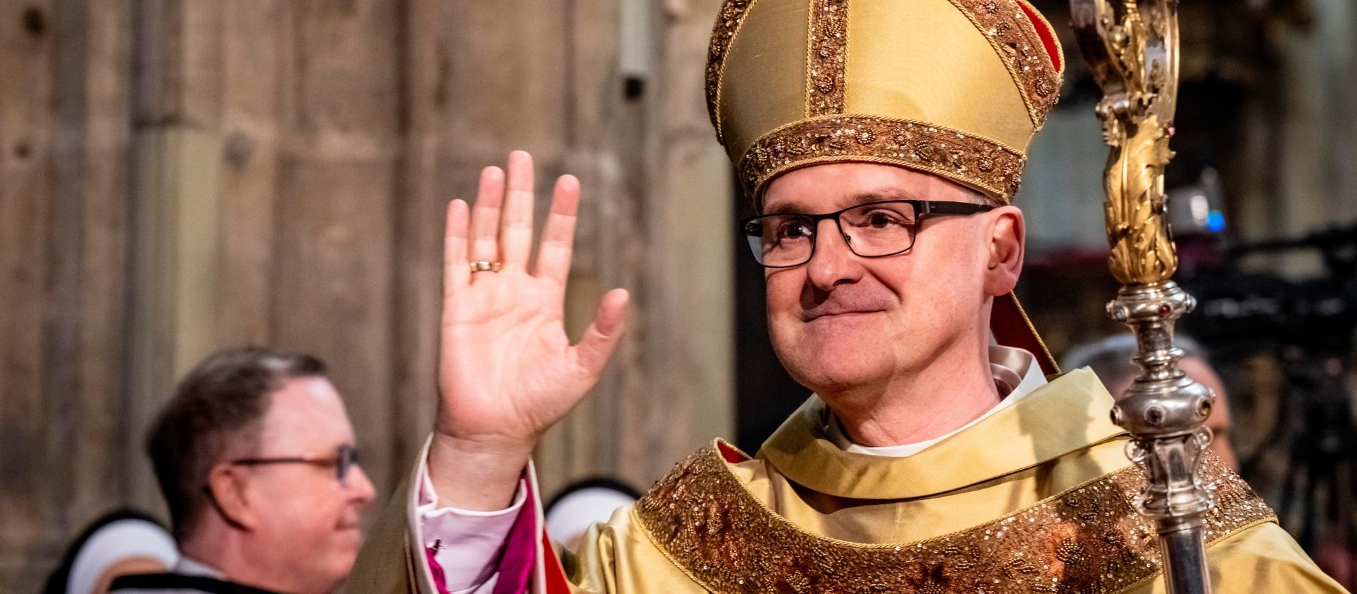 Der neue Prager Erzbischof grüßt bei seiner Amtseinführung. 