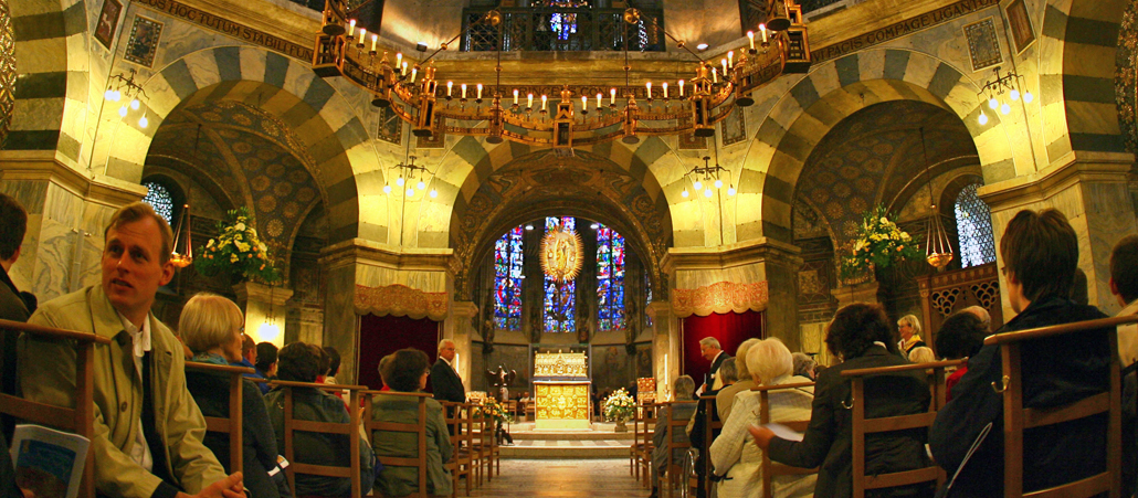Pilger während der Heiligtumsfahrt 2007 im Aachener Dom.