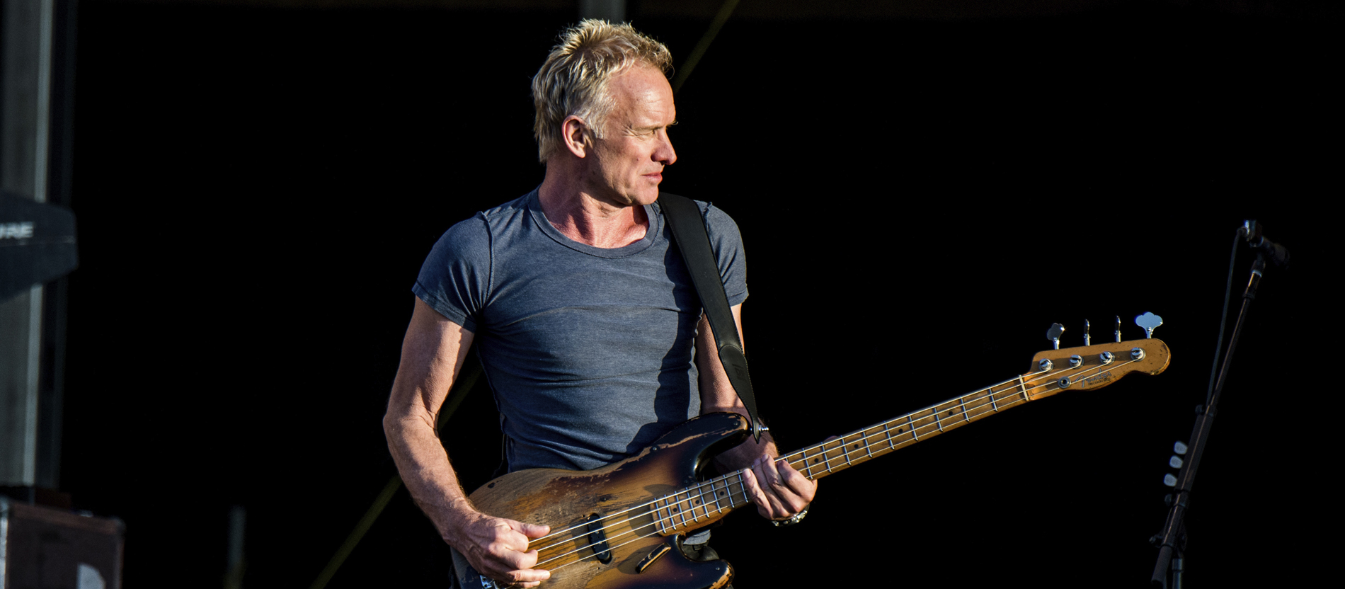 Der britische Rockmusiker Sting spielt bei einem Jazz-Festival in New Orleans.