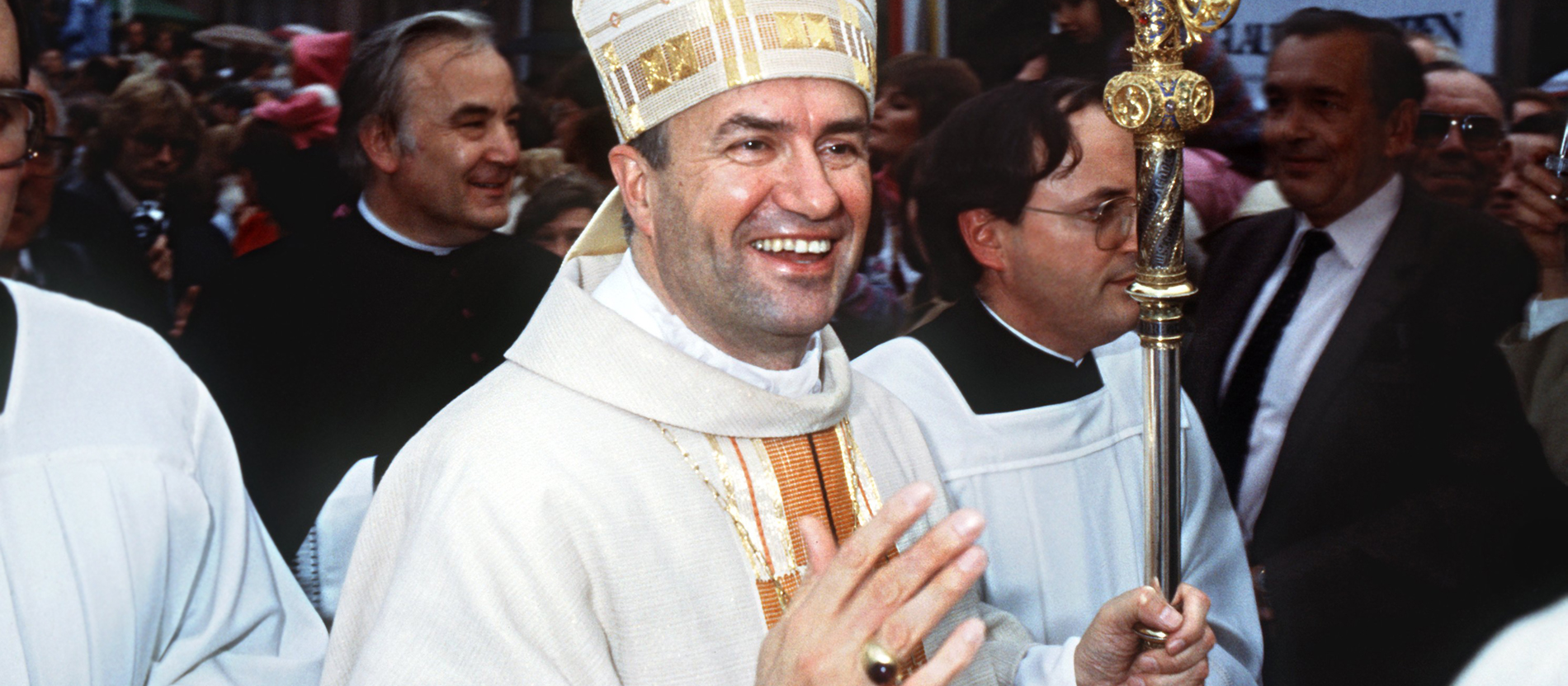 Der neu geweihte Bischof strahlt am Sonntag, 2. Oktober 1983, beim Verlassen des Mainzer Doms. Sein Vorgänger als Bischof von Mainz, Kardinal Hermann Volk, weihte den früheren Theologieprofessor. 