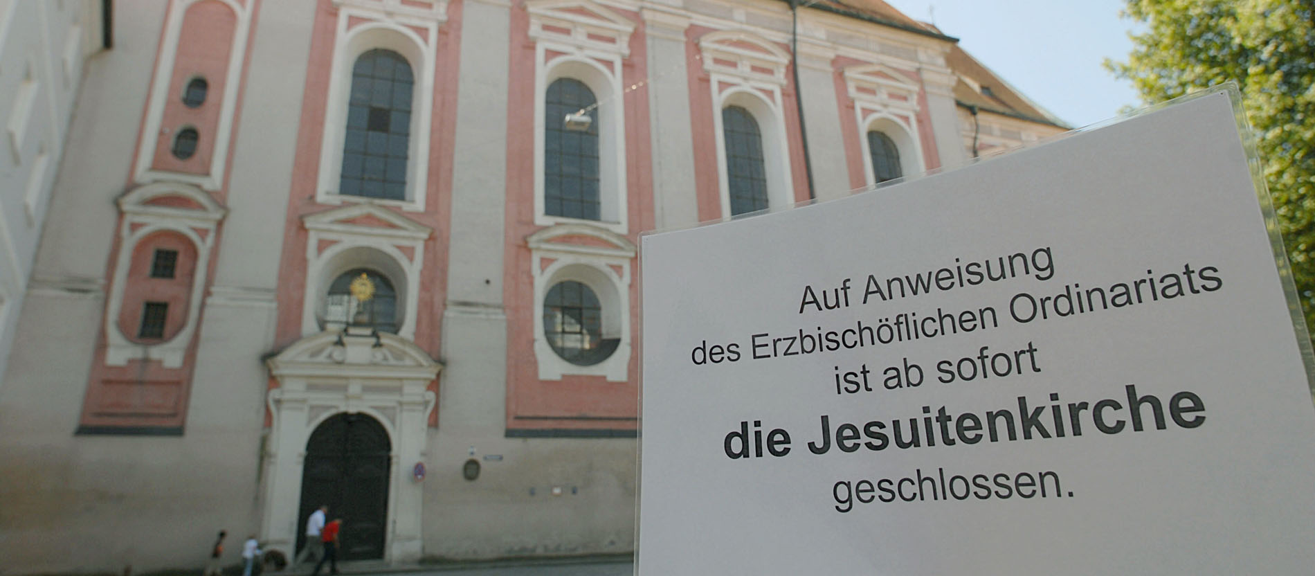 Ein Schild weist am Mittwoch (01.08.2007) auf die geschlossene St.-Ignatius-Kirche in Landshut (Niederbayern) hin.