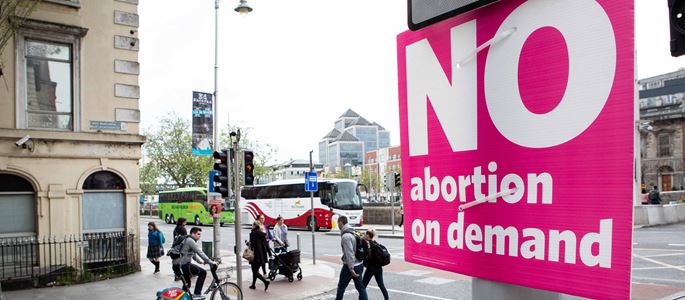 Ein Plakat "Kein Recht auf Schwangerschaftsunterbrechung" steht im Zentrum von Dublin.