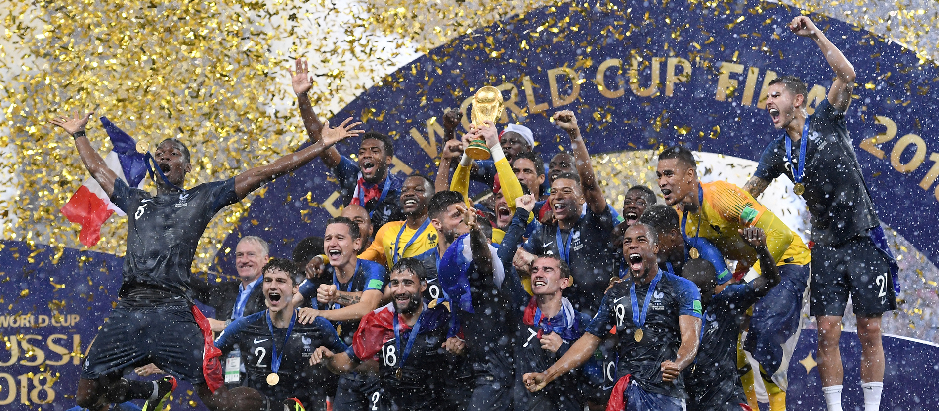 Frankreich bejubelt den WM Sieg und stellt sich zum Gruppenfoto auf