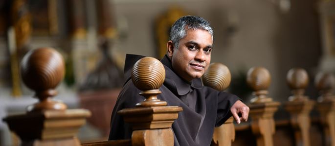 Joshy George Pottackal im Ordensgewand in einer Kirchenbank