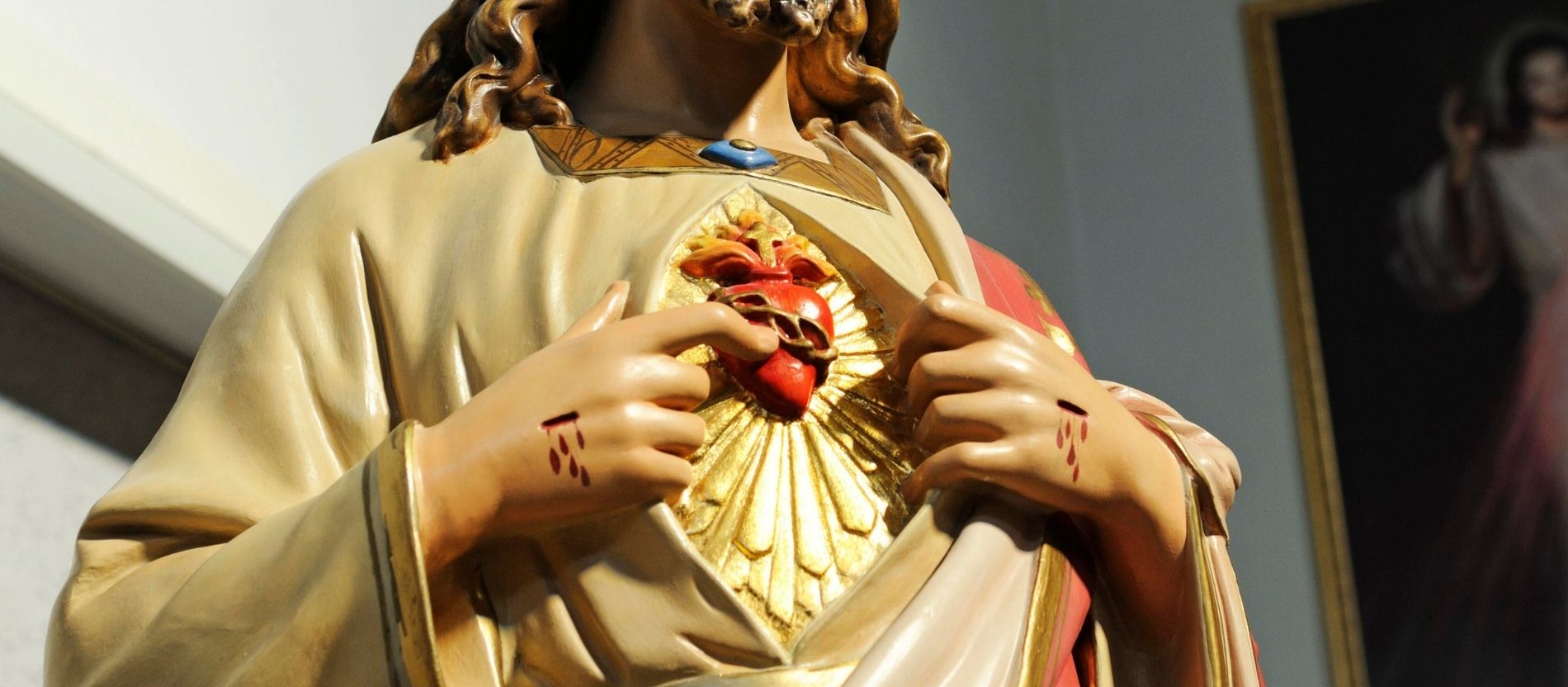 Eine Figur von Jesus, der auf sein Herz zeigt