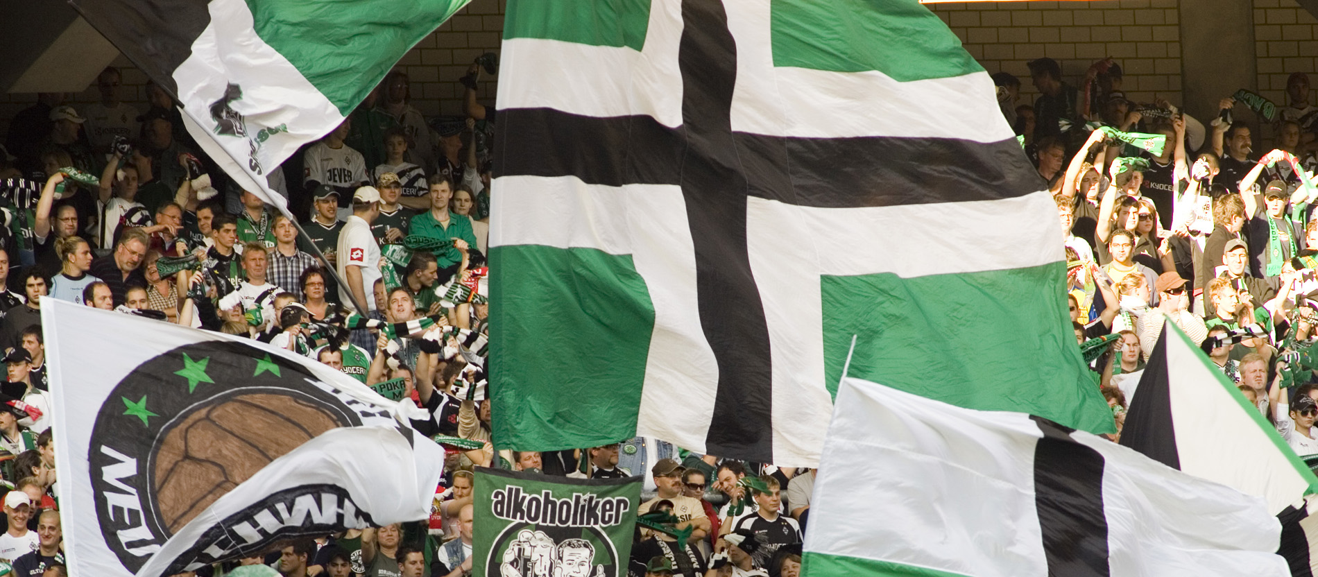 Türkei: Gladbach-Fans müssen Fahnen mit Kreuz abgeben