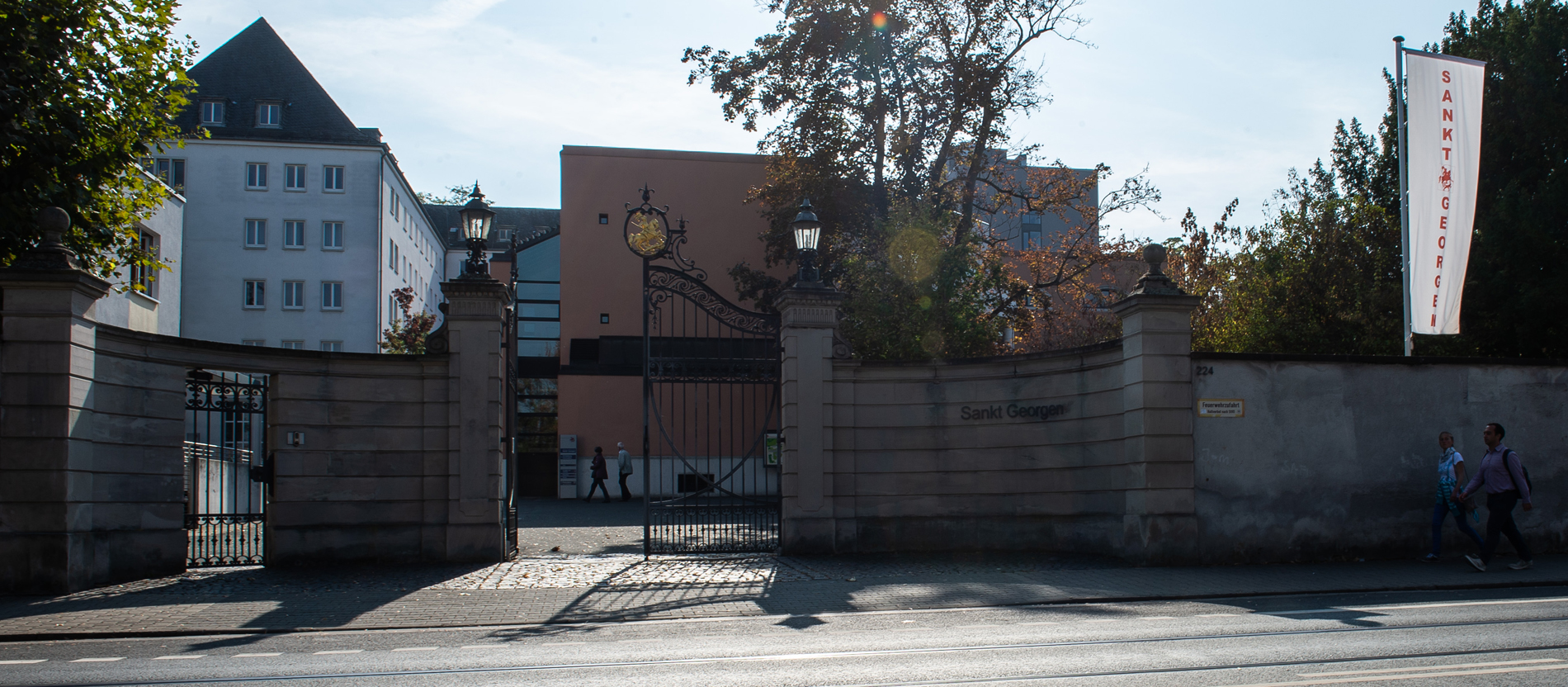 Der Eingangsbereich der Philosophisch-Theologischen Hochschule Sankt Georgen in Frankfurt
