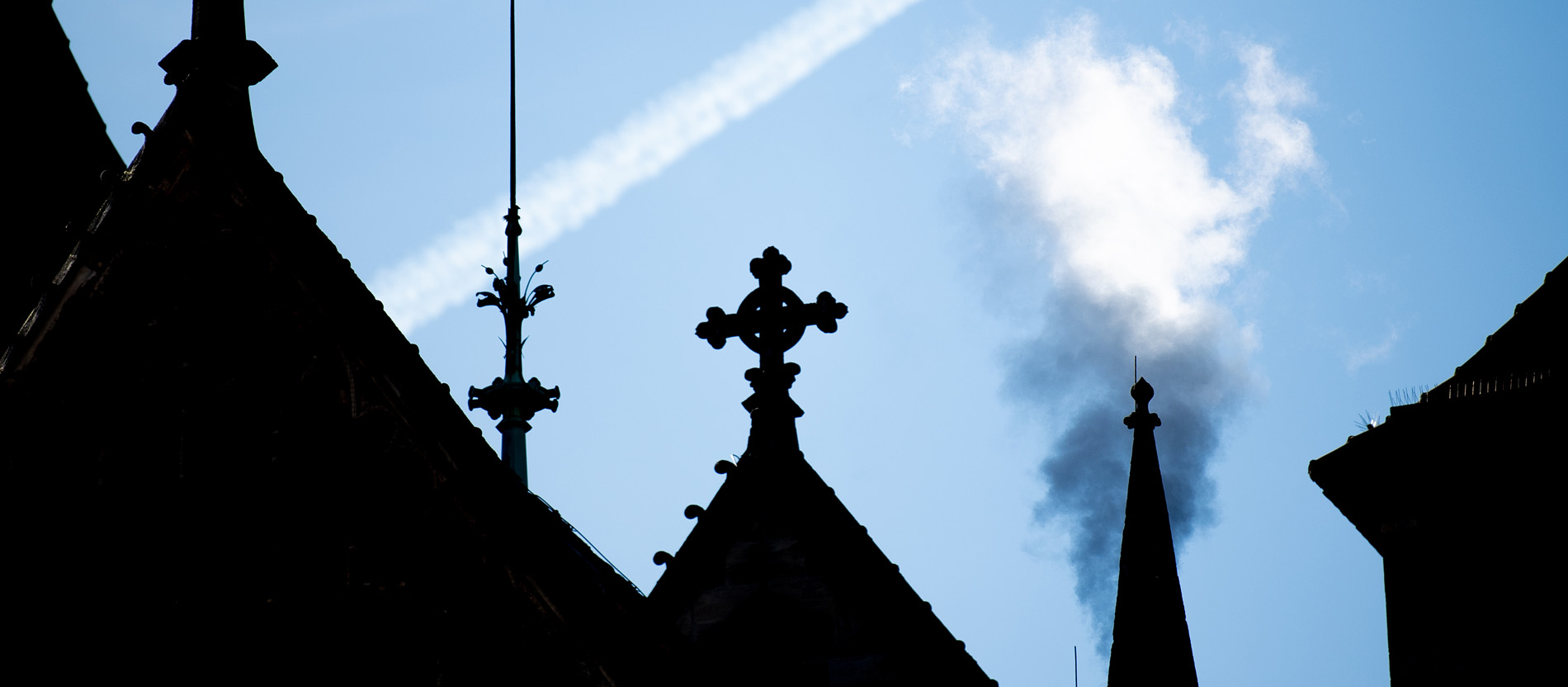 Rauch steigt aus einem Kamin auf dem Dach der Marienkirche Reutlingen auf