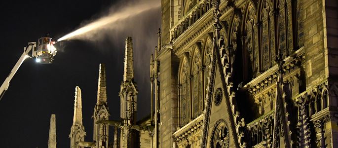 Löscharbeiten an der Kathedrale Notre Dame in Paris. 