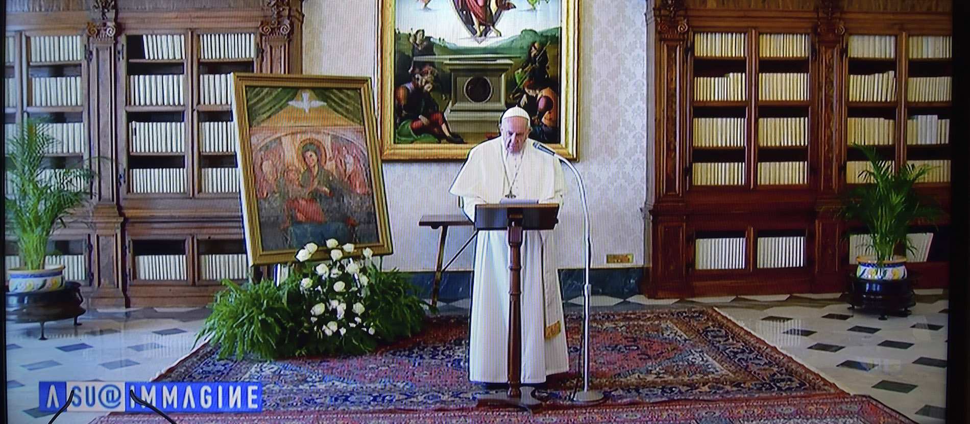 Angelus-Gebet mit Franziskus auf einem Bildschirm