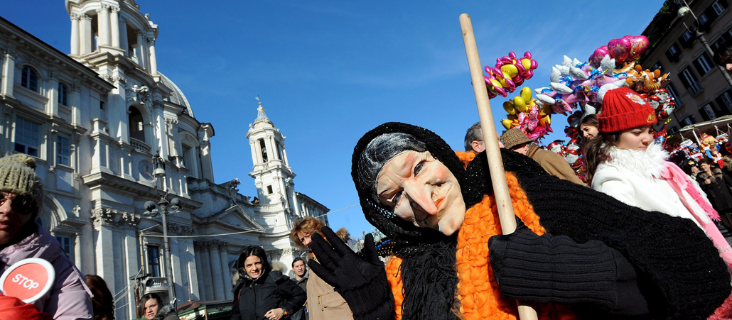 Bringt in Italien die Geschenke: die Hexe Befana.
