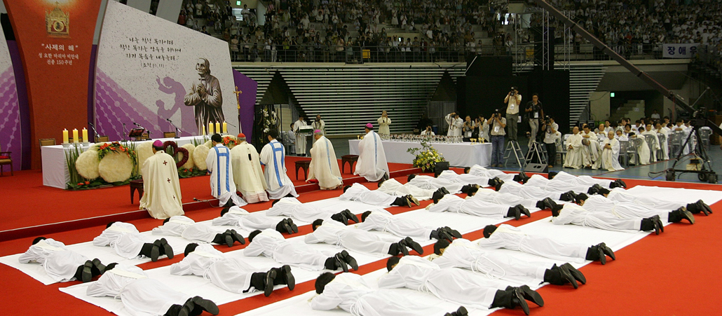 Eine Priesterweihe in Seoul, Südkorea.