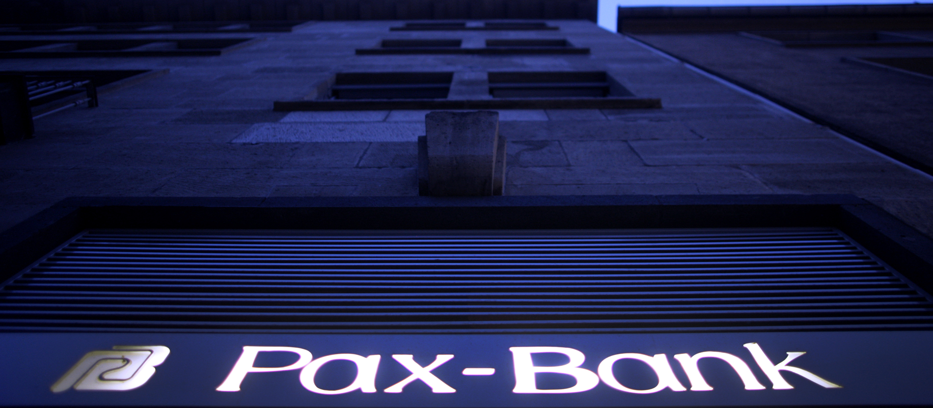 Eine Hauswand mit der Aufschrift "Pax-Bank"