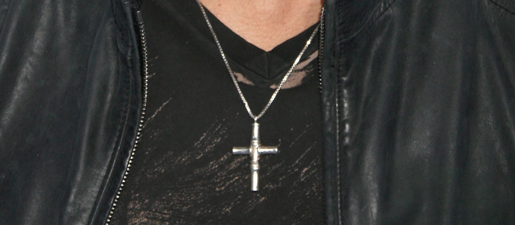 Ein Kreuz an einer Halskette.