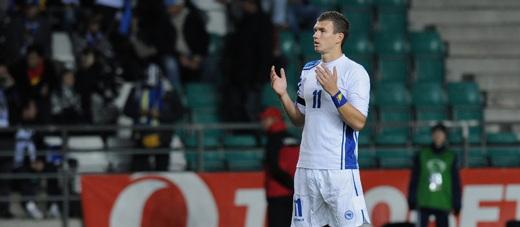Nicht nur Christen beten bei der WM. Der Muslim Edin Dzeko erbittet sich vor dem WM-Qualifikationsspiel gegen Estland göttlichen Beistand für Bosnien-Herzegowina.