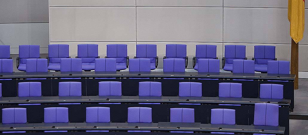 Die unbesetzte Regierungsbank im Bundestag.