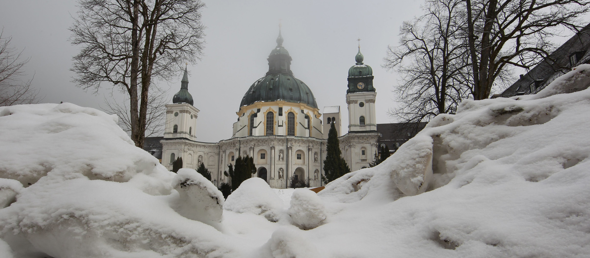 Die Benediktinerabtei Ettal im Winter.