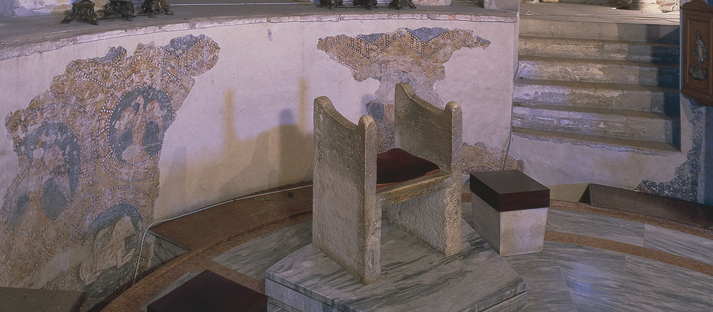Ein leerer Bischofsstuhl (Kathedra) aus dem 11. Jahrhundert in Verona.