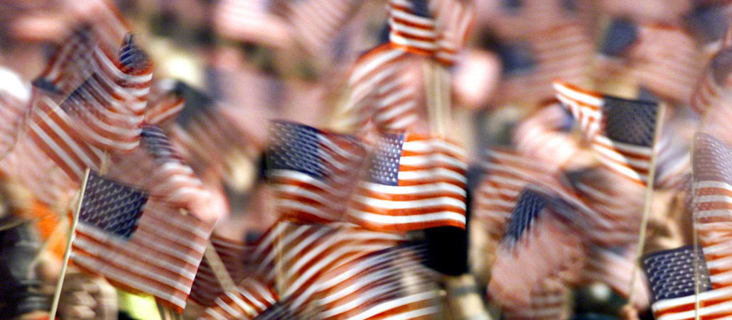 Bei einer Wahlkampfveranstaltung schwenken die Besucher mit us-amerikanischen Fähnchen.