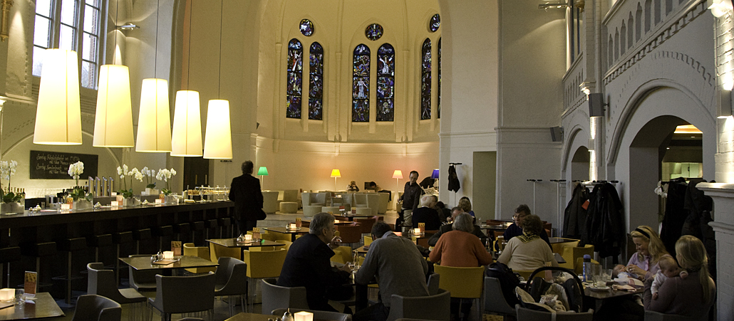 Die Gaststätte Glück __amp__ Seligkeit in der ehemaligen Martinikirche in Bielefeld.